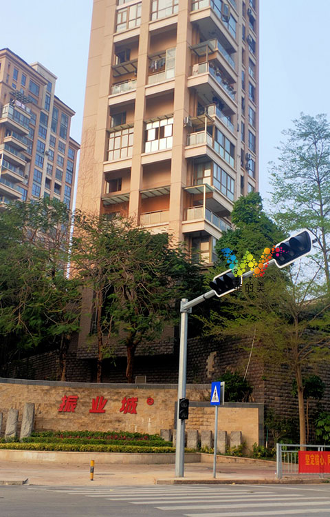 深圳橫崗深峰路<a href=http://www.game5188.com/ target=_blank class=infotextkey>交通信號燈</a>改造1.jpg