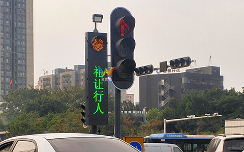 右轉車道<a href=http://www.game5188.com/gsgl/xsp/437.html target=_blank class=infotextkey>禮讓行人顯示屏</a>-3.jpg